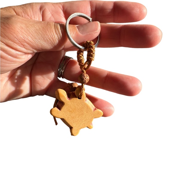 Polyresin Carved Brown Turtle Keychain - Picture 4 of 6